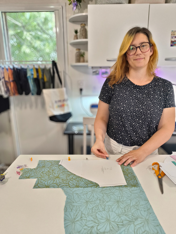La créatrice et fabricante Mélanie dans son atelier des Deux-Sèvres